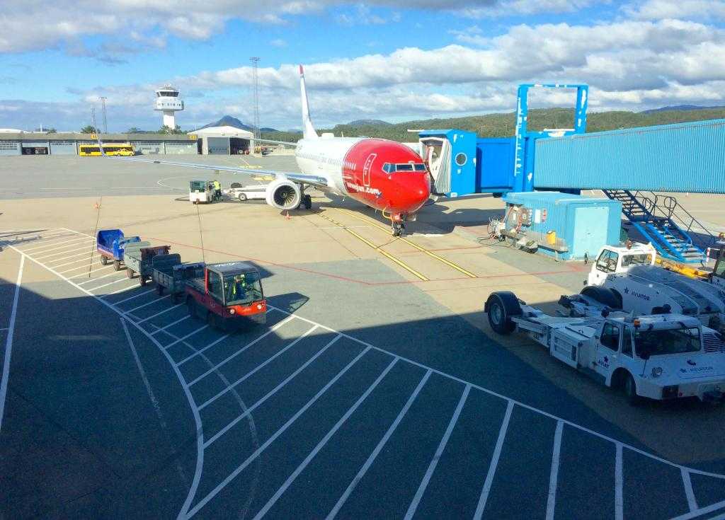 самолет в норвежском аэропорте