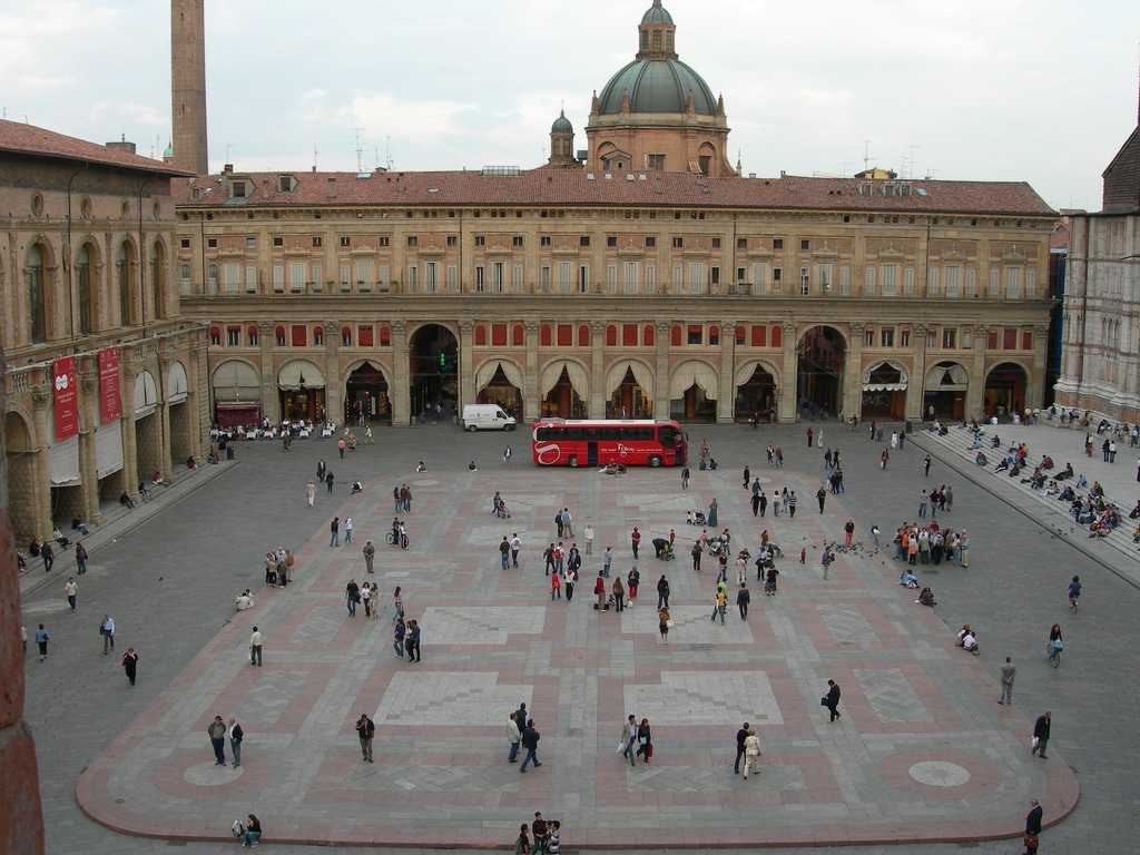 главная площадь Болоньи
