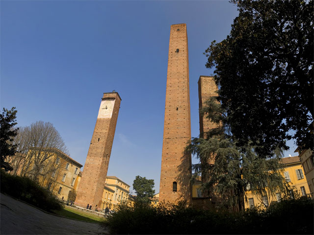 Три башни на площади