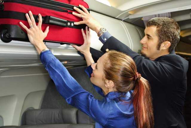 Пассажиры самолета с багажом