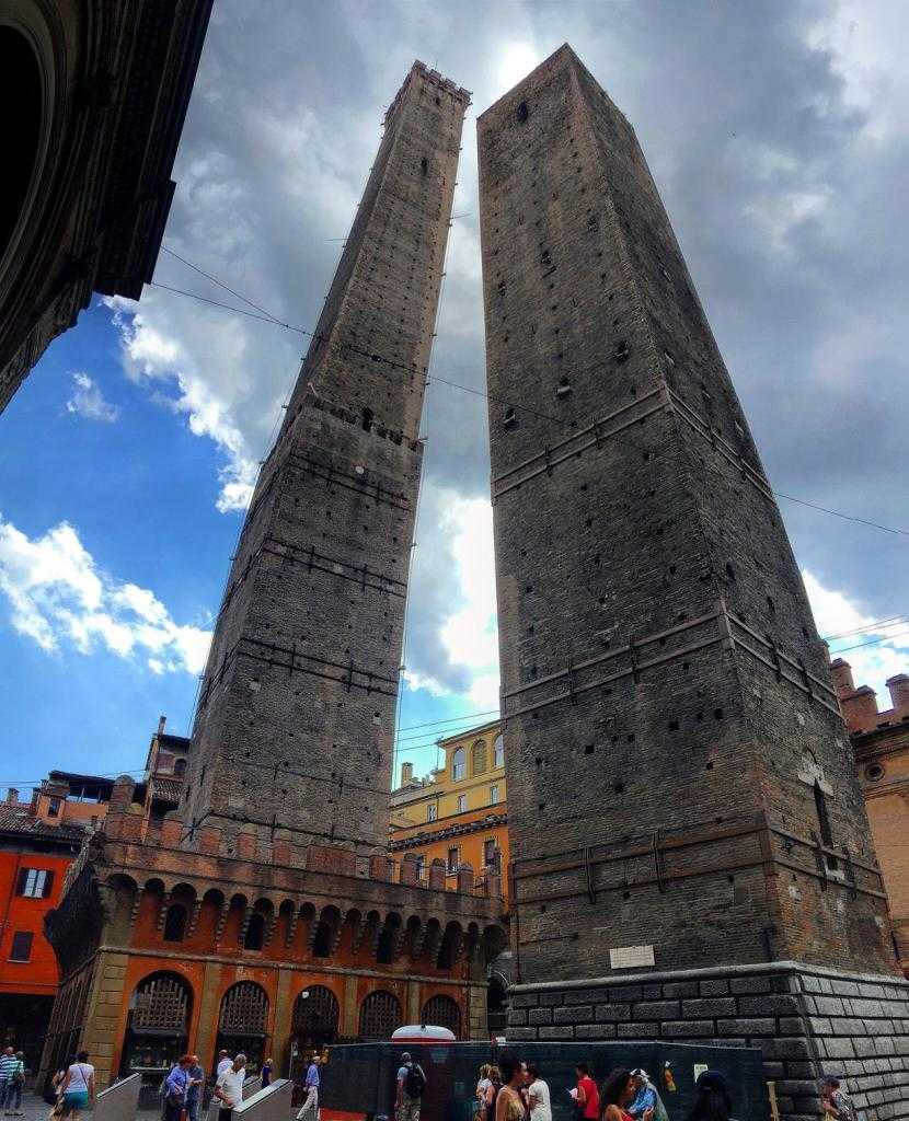 две башни в Болонье