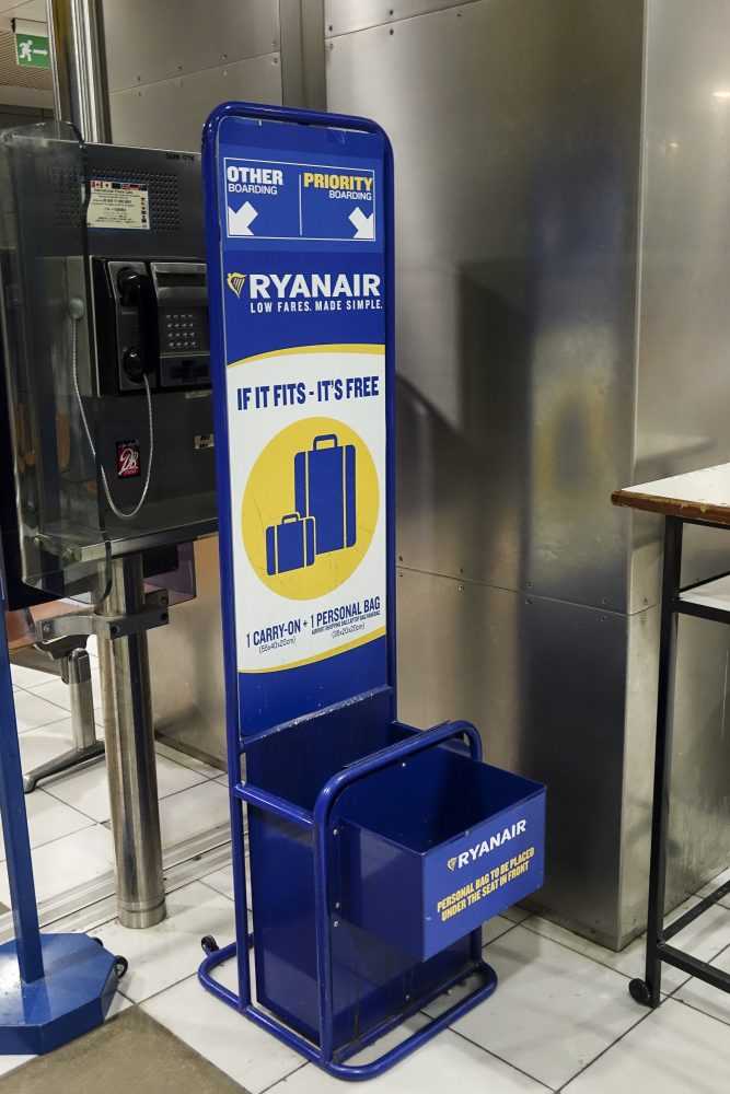 Рамка для проверки соответствия размеров ручной клади разрешенным габаритам Ryanair