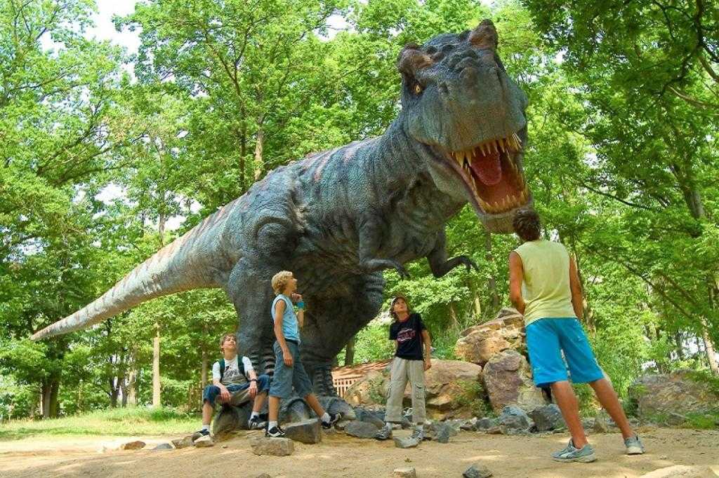 Интерактивный динозавр в парке 