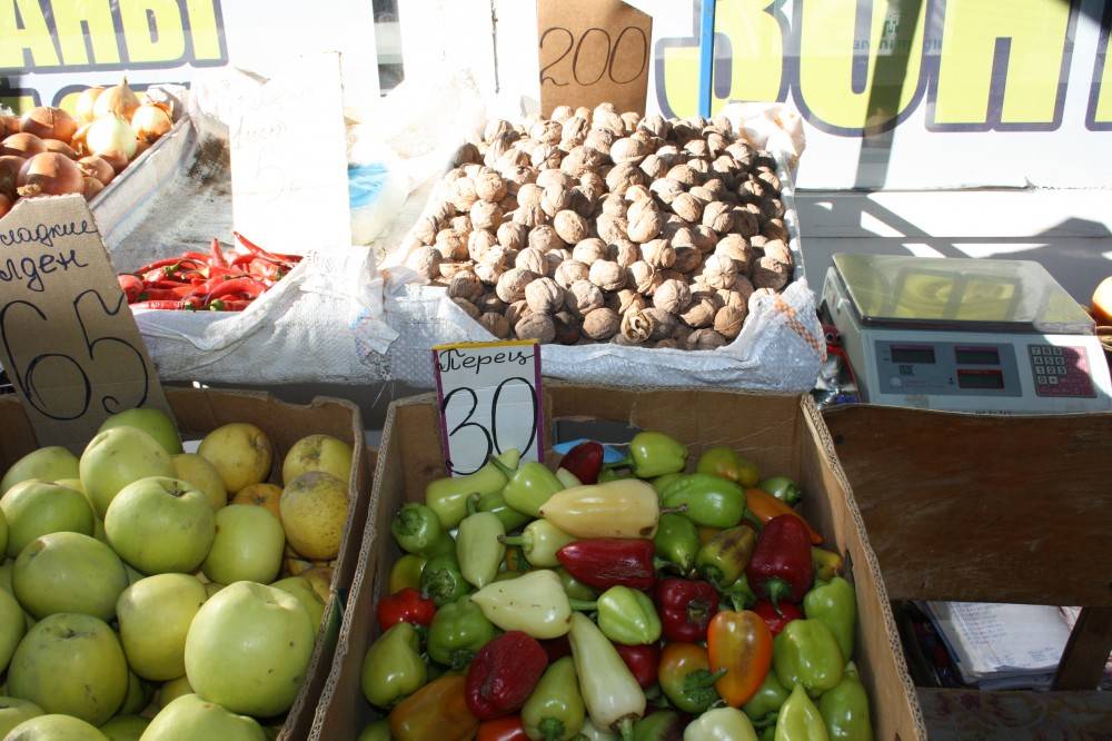 Овощи на рынке в Феодосии