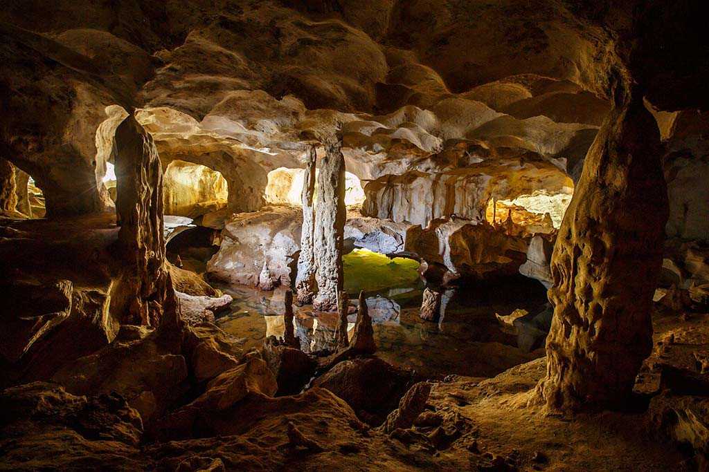 Пещеры острова средний Кайкос