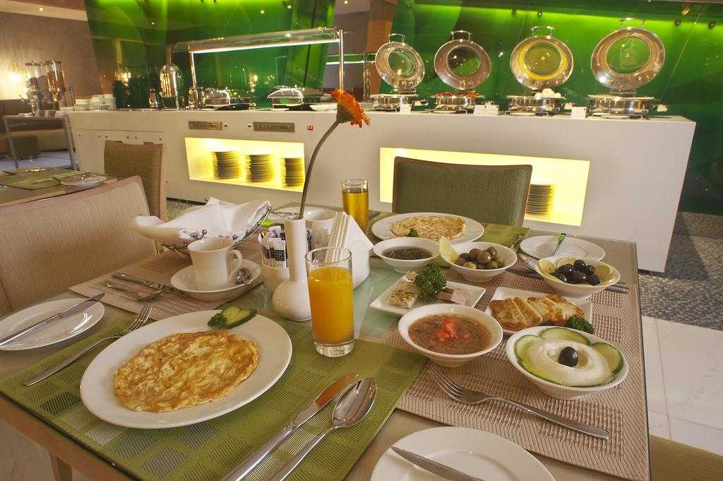Завтрак в Al Khoory Executive Hotel