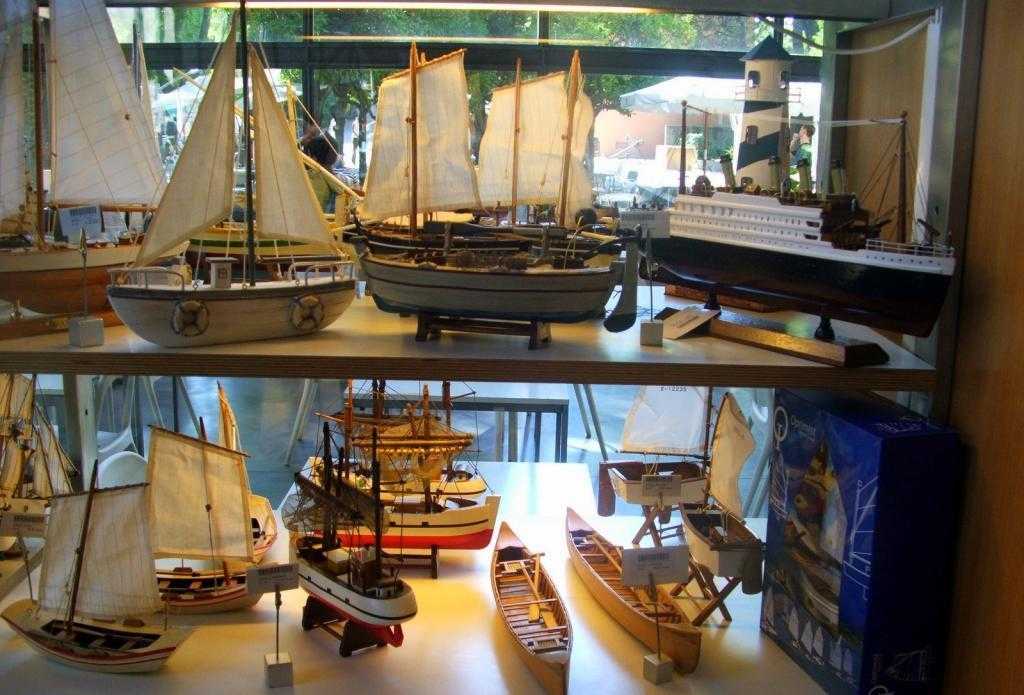 Многочисленные экспонаты Морского музея