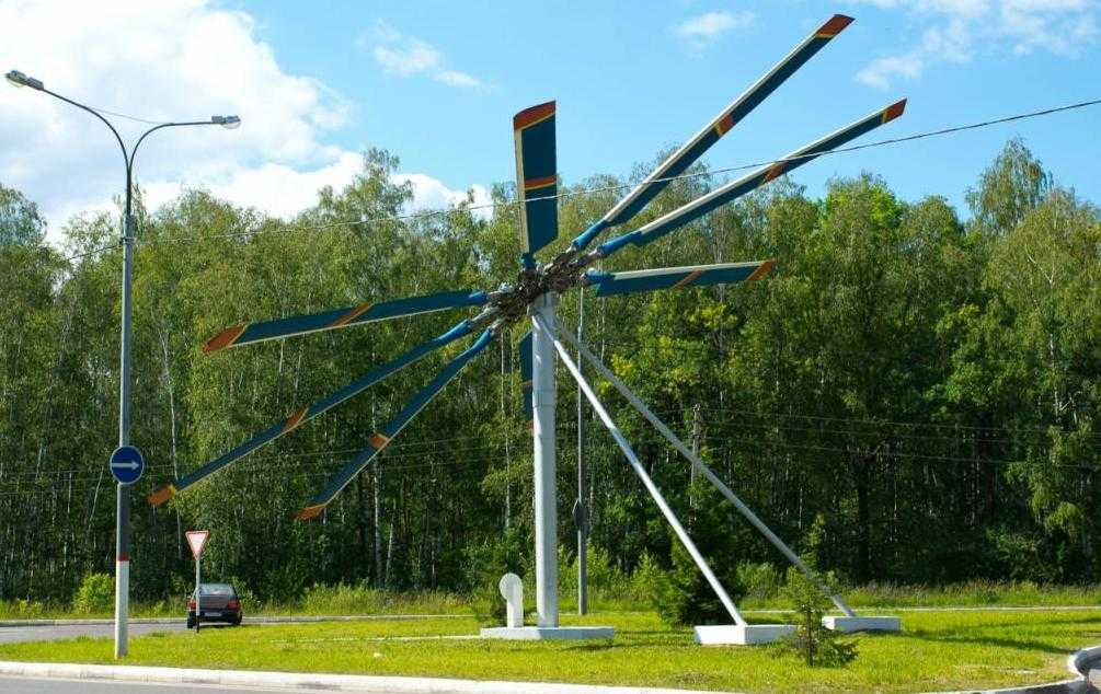 Памятник вертолетным лопастям.