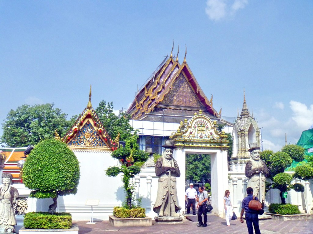 Храм Лежащего Будды в Бангкоке описание фото