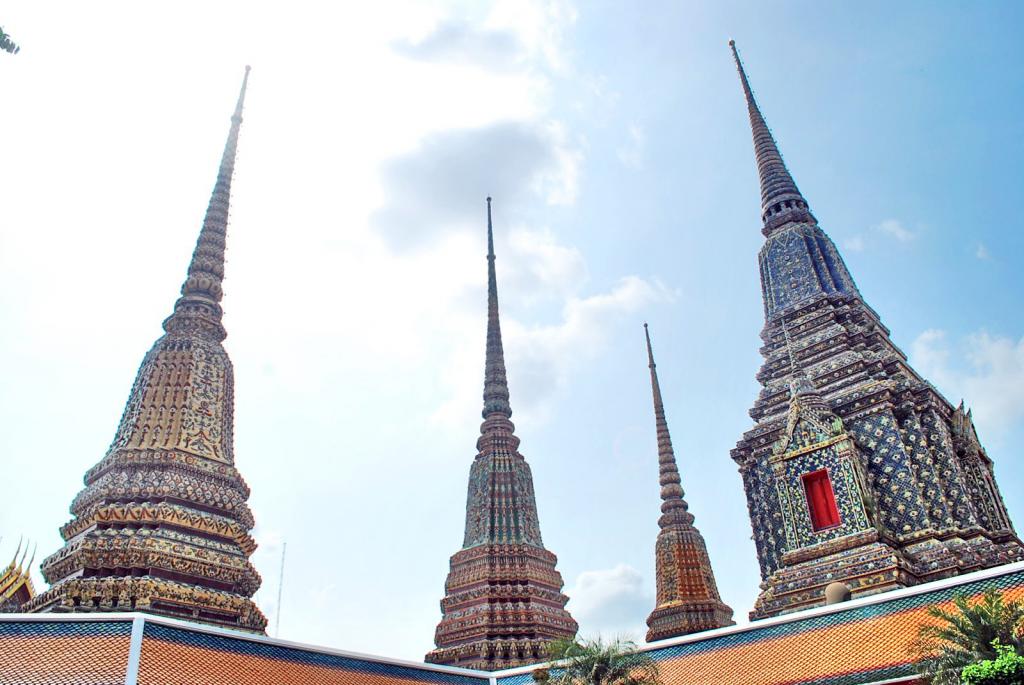 Храм Лежащего Будды в Бангкоке описание
