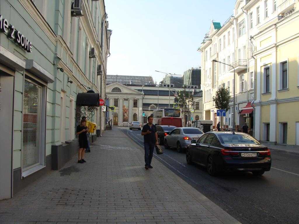 Широкий переулок с магазинами
