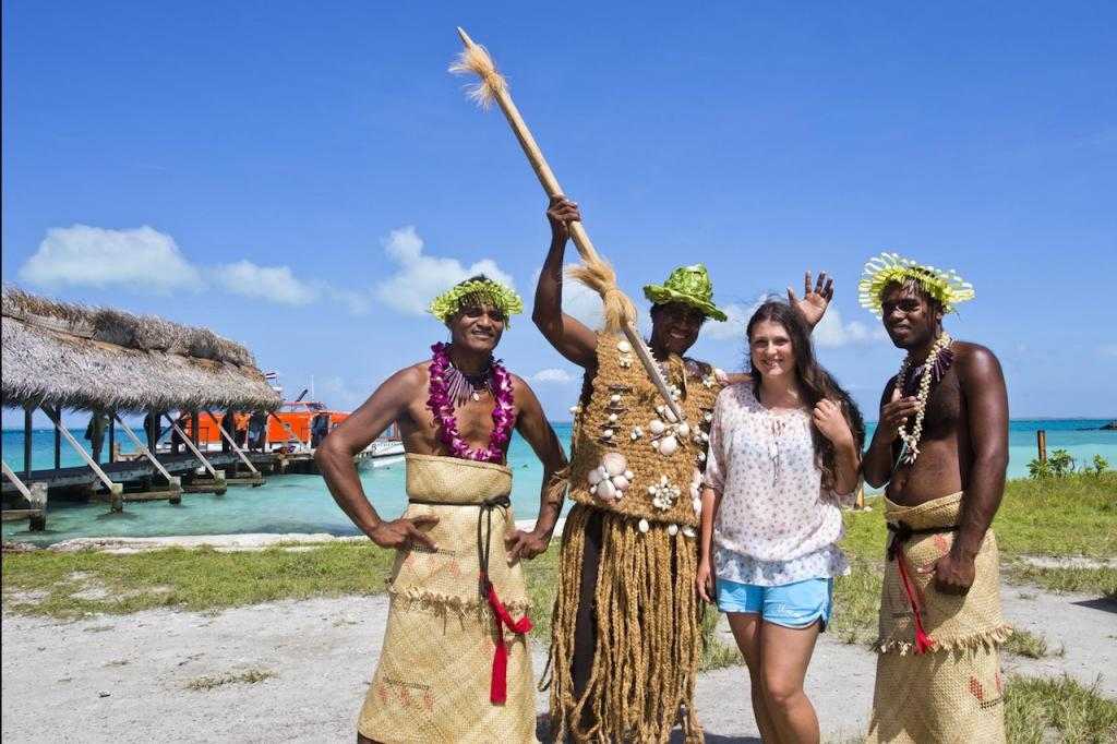 жители Республики Кирибати с туристкой
