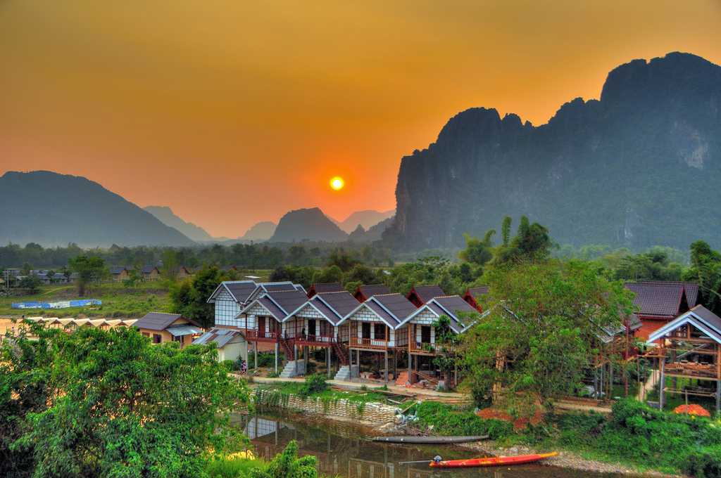 Закат солнца в деревне Ванг Вьенг.