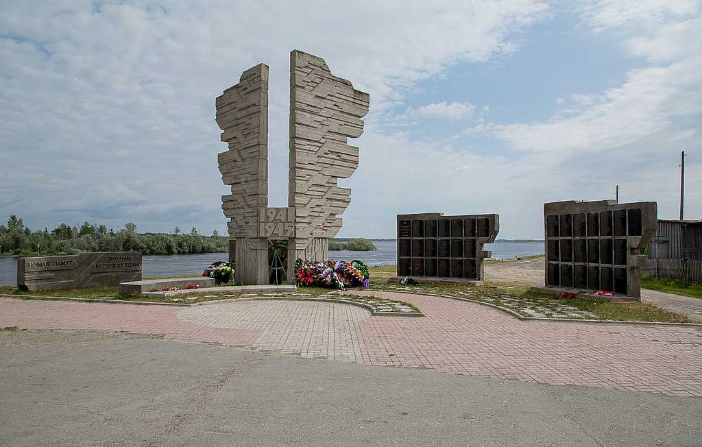 монумент жителям района