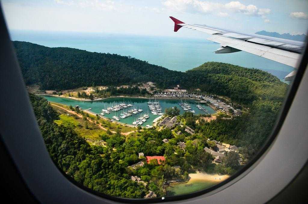 Вид из окна самолета на курорт Лангкави
