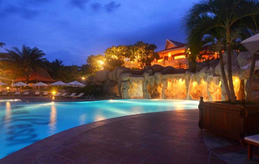 Отель Phu Hai Resort 4* - бассейн